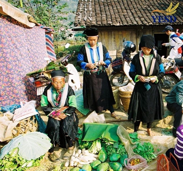 Ma Phuc Pass mountain market